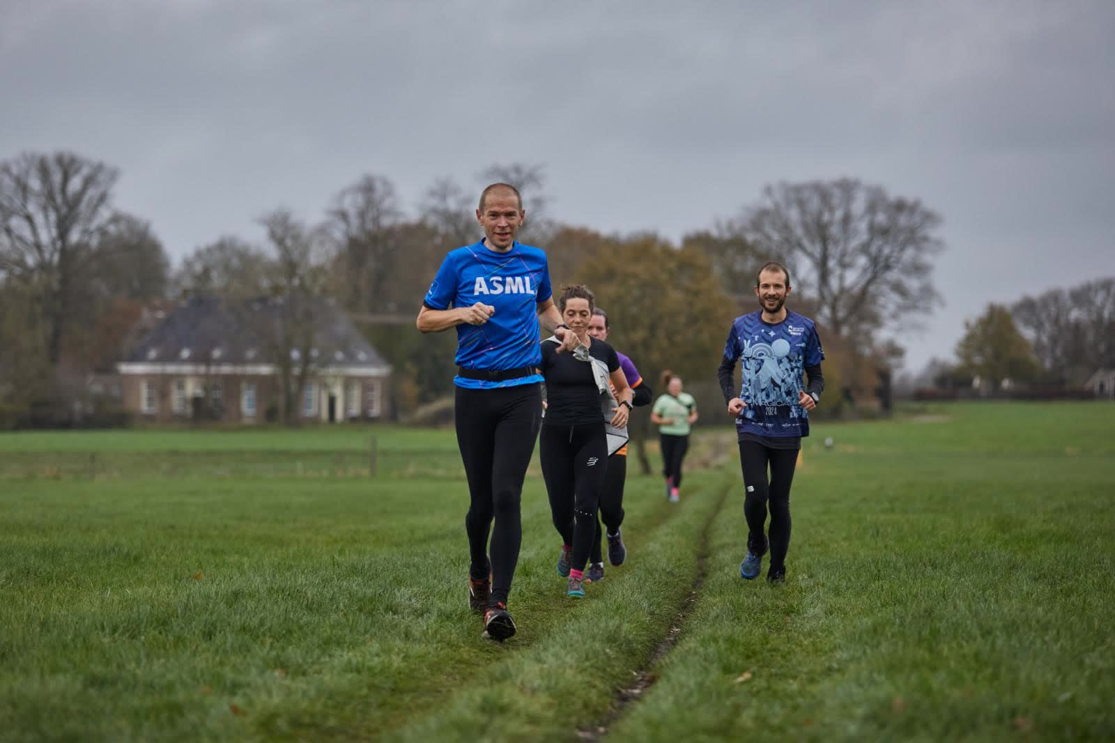 Groep hardlopers tijdens een training in het veld